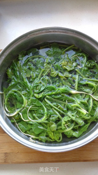 萝卜樱子炒豆干的做法步骤：1