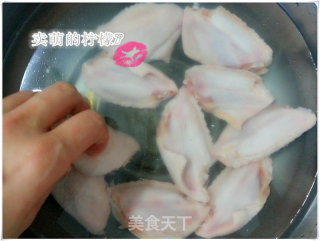 瘦身美食土豆烧鸡翅的做法步骤：1