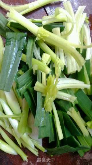 芹菜蒜苗炒鲜鱿鱼的做法步骤：2