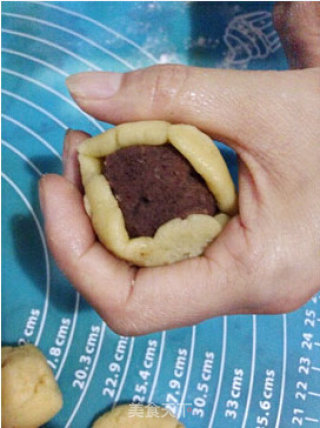 红豆沙月饼的做法步骤：3