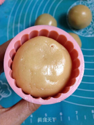 红豆沙月饼的做法步骤：4