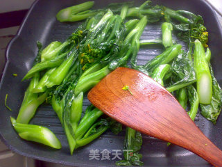 金钩银蒜炒菜心的做法步骤：3