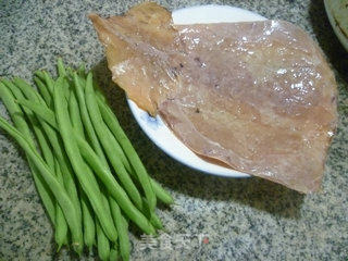 鱿鱼鲞炒毛豆的做法步骤：1