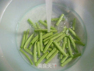 鱿鱼鲞炒毛豆的做法步骤：2