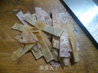 鱿鱼鲞炒毛豆的做法步骤：3