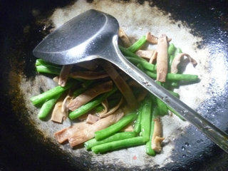 鱿鱼鲞炒毛豆的做法步骤：8