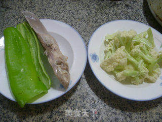 青椒猪舌头炒花菜的做法步骤：1