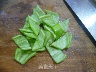 青椒猪舌头炒花菜的做法步骤：2