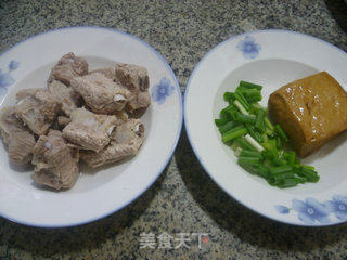 香干炒排骨的做法步骤：1