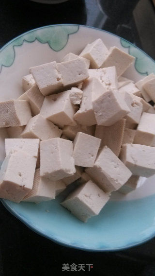 麻辣豆腐的做法步骤：1