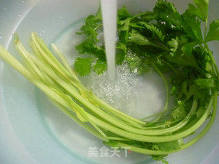 鱿鱼鲞炒芹菜的做法步骤：2
