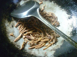 鱿鱼鲞炒芹菜的做法步骤：6