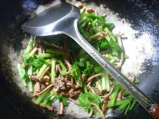 鱿鱼鲞炒芹菜的做法步骤：7