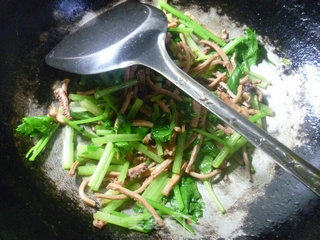 鱿鱼鲞炒芹菜的做法步骤：9