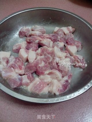 【糖醋肉丁】送上一份开学礼的做法步骤：2