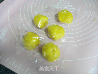 南瓜黑芝麻豆沙冰皮月饼的做法步骤：8
