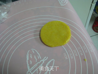 南瓜黑芝麻豆沙冰皮月饼的做法步骤：10