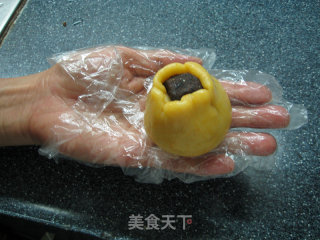 南瓜黑芝麻豆沙冰皮月饼的做法步骤：12
