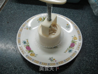 南瓜黑芝麻豆沙冰皮月饼的做法步骤：16