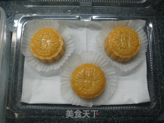 南瓜黑芝麻豆沙冰皮月饼的做法步骤：17