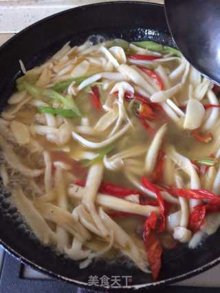 骨汤蘑菇面条的做法步骤：5