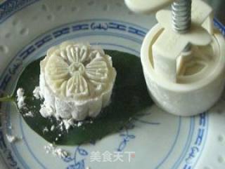冰皮玫瑰红豆沙月饼的做法步骤：10