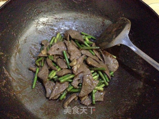 【蒜苔炒猪肝】的做法步骤：9