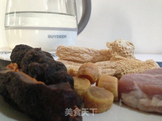 海参瑶柱竹荪瘦肉汤的做法步骤：1