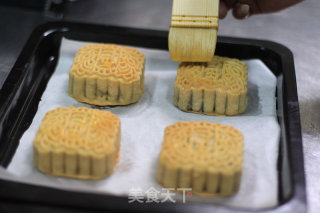 中秋情怀—给自己和家人的月饼的做法步骤：11