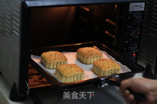 中秋情怀—给自己和家人的月饼的做法步骤：12