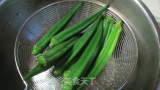秋葵炒培根的做法步骤：2