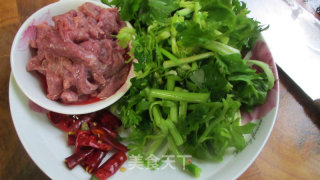 干红椒芹菜炒牛肉的做法步骤：1
