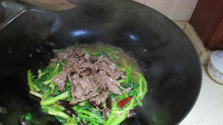 干红椒芹菜炒牛肉的做法步骤：5