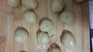 广式莲蓉月饼的做法步骤：5