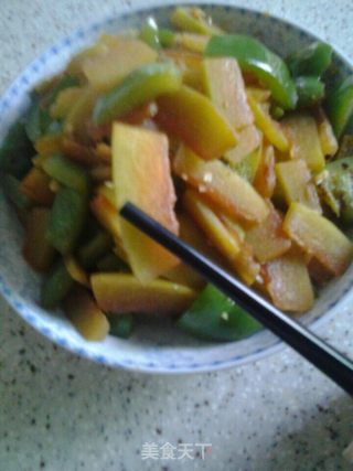青椒素炒西瓜皮的做法步骤：8