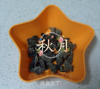 芥末油拌木耳的做法步骤：1