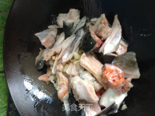 砂煲三文鱼头的做法步骤：4