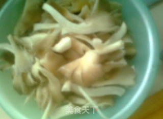 清炒蘑菇的做法步骤：1