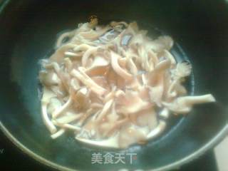 清炒蘑菇的做法步骤：2