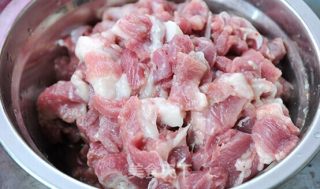 西瓜皮炒肉的做法步骤：1