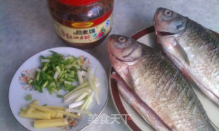 豆瓣酱烧鲫鱼的做法步骤：3