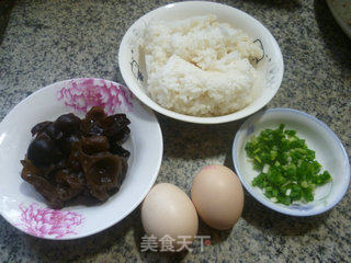 黑木耳鸡蛋炒饭的做法步骤：1