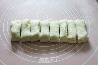 随便扭一扭就很漂亮——椰蓉排包的做法步骤：4