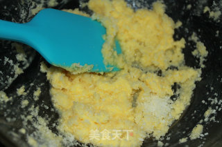 随便扭一扭就很漂亮——椰蓉排包的做法步骤：10
