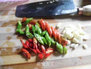 酸萝卜炒鱿鱼的做法步骤：1