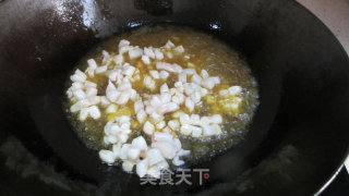 酸萝卜炒鱿鱼的做法步骤：2