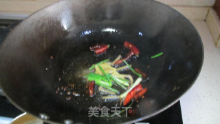 酸萝卜炒鱿鱼的做法步骤：3