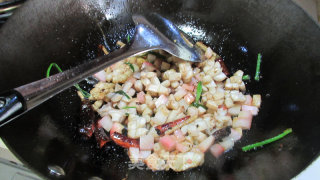 酸萝卜炒鱿鱼的做法步骤：4