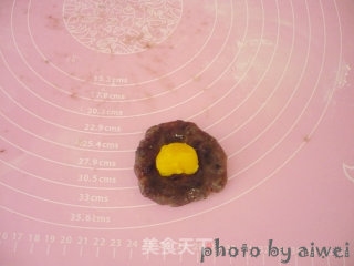 蛋黄酥的做法步骤：4