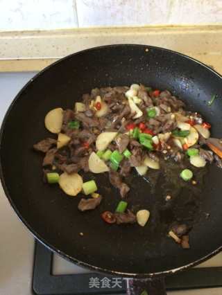 香菇牛肉疙瘩汤的做法步骤：3